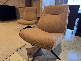 Fauteuil, cognac stof, zwart metalen onderstel